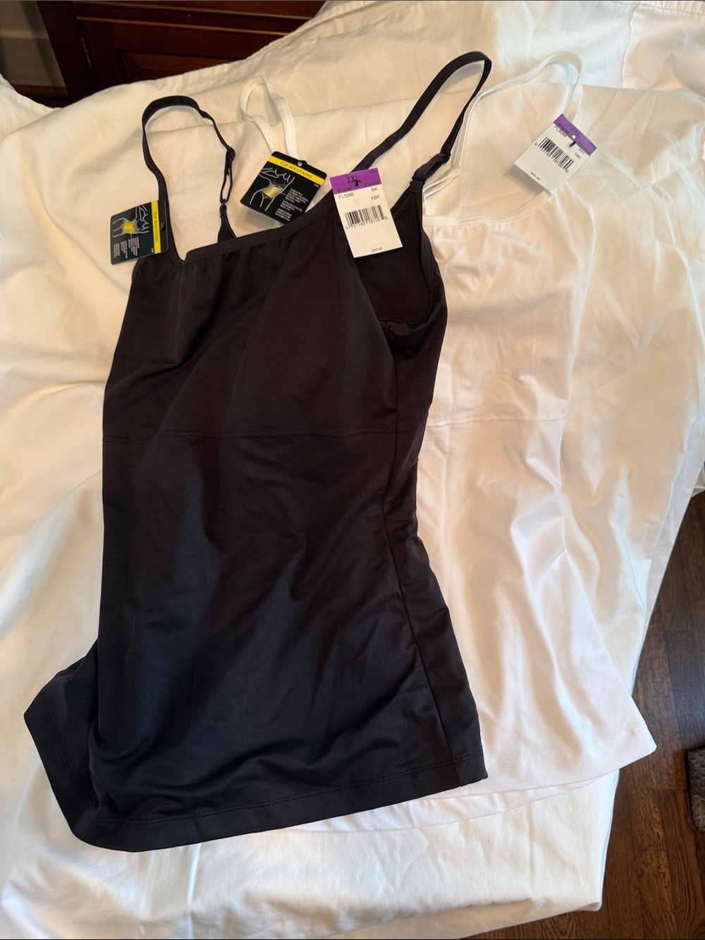2 Maidenform Black and White Seamless Support Camisoles